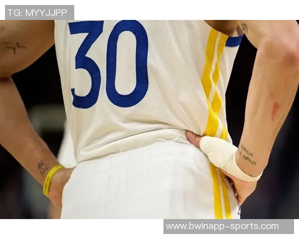 浓眉赛前训练状态良好左臂吊带固定手缠绷带展现积极心态