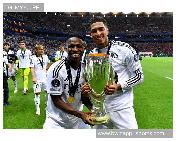 姆巴佩与贝林厄姆共同庆祝荣获FIFPRO最佳阵容奖杯合影留念 姆巴佩与贝林厄姆共同庆祝荣获FIFPRO最佳阵容奖杯合影留念